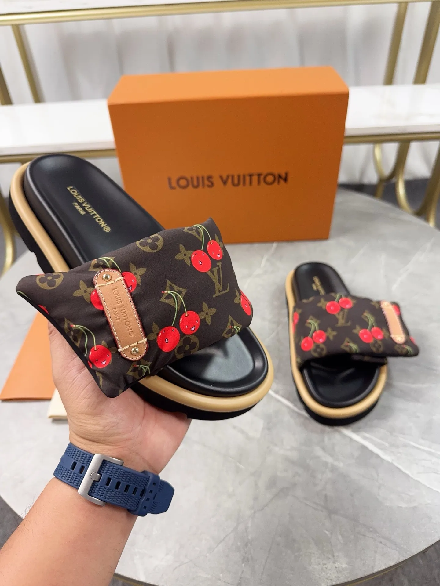 👟👟Ex-factory price 360👟👟 LV Donkey Brand L Family 2025 Hot Style Embossed Logo Embossed Sandals This Pool Pillow Comfort flat sandals are made of technical fabrics and use high-frequency embossing technology to reinterpret the Monogram pattern. Soft padded upper with adjustable Velcro, comfortable and tough insole adds harmonious colors ▪️Fabric: Original customized technical fabric ▪️Lining: soft sheepskin lining ▪️Sole: Original open-molded rubber foam outsole ▪️Size: 35-45